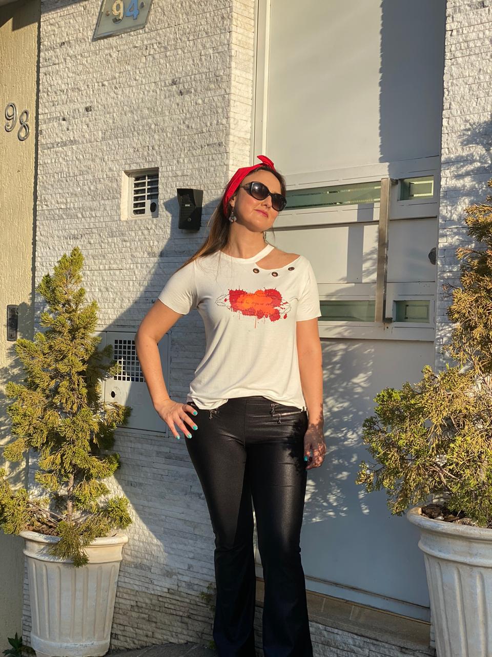 Blusa com ilhós off white – Isaias 53:5